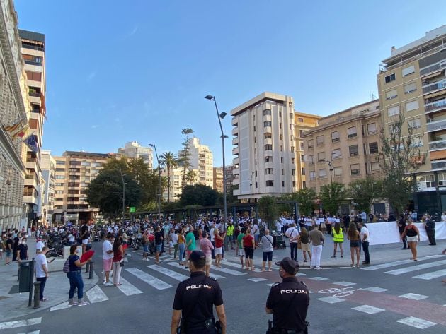 Protesta del sector de la hostelería por el cierre nocturno ante la Subdelegación del Gobierno