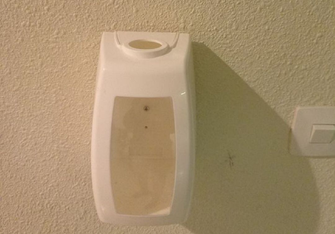 Dispensador vacío en el Complejo Asistencial Universitario de Palencia