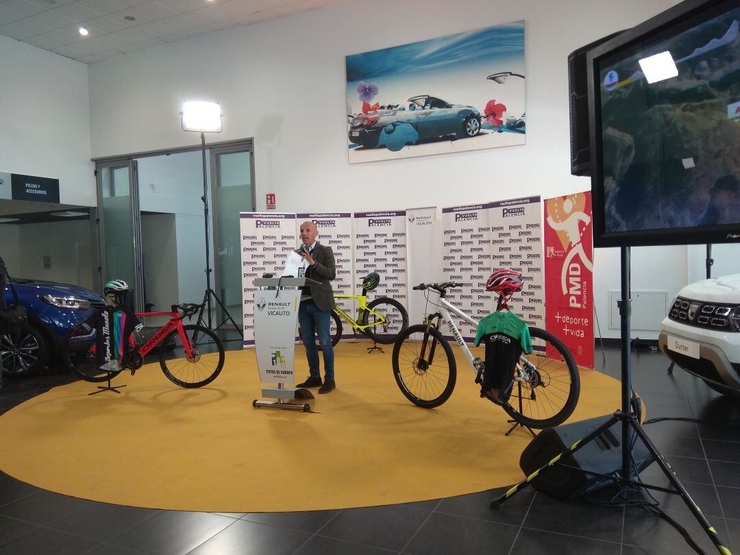 Presentación de la Vuelta Ciclista a Palencia en el concesionario de Vicauto