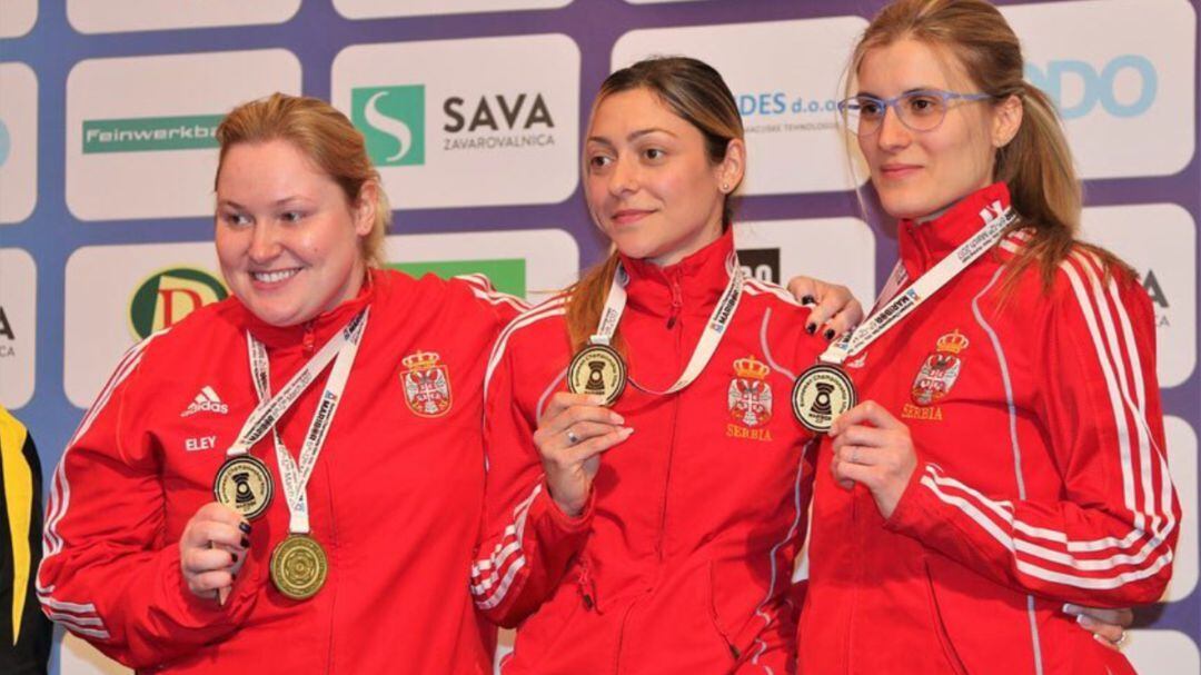 Bobana Velickovic, en el centro, con la medalla de oro de campeona de Europa