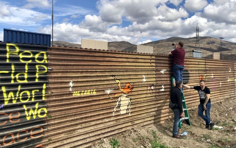 Turistas en los prototipos de muro fronterizo entre San Diego (EEUU) y Tijuana (México).