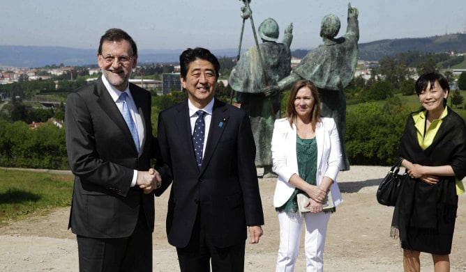 El presiente del Gobierno, Mariano Rajoy, y su esposa, Elvira Fernández, acompañan al primer ministro de Japón, Shinzo Abe, y su esposa, Akie Abe, en el mirador del Monte del Gozo, en el Camino de Santiago