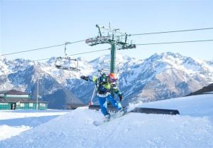 Una persona hace snowboard en una pista de Formigal.