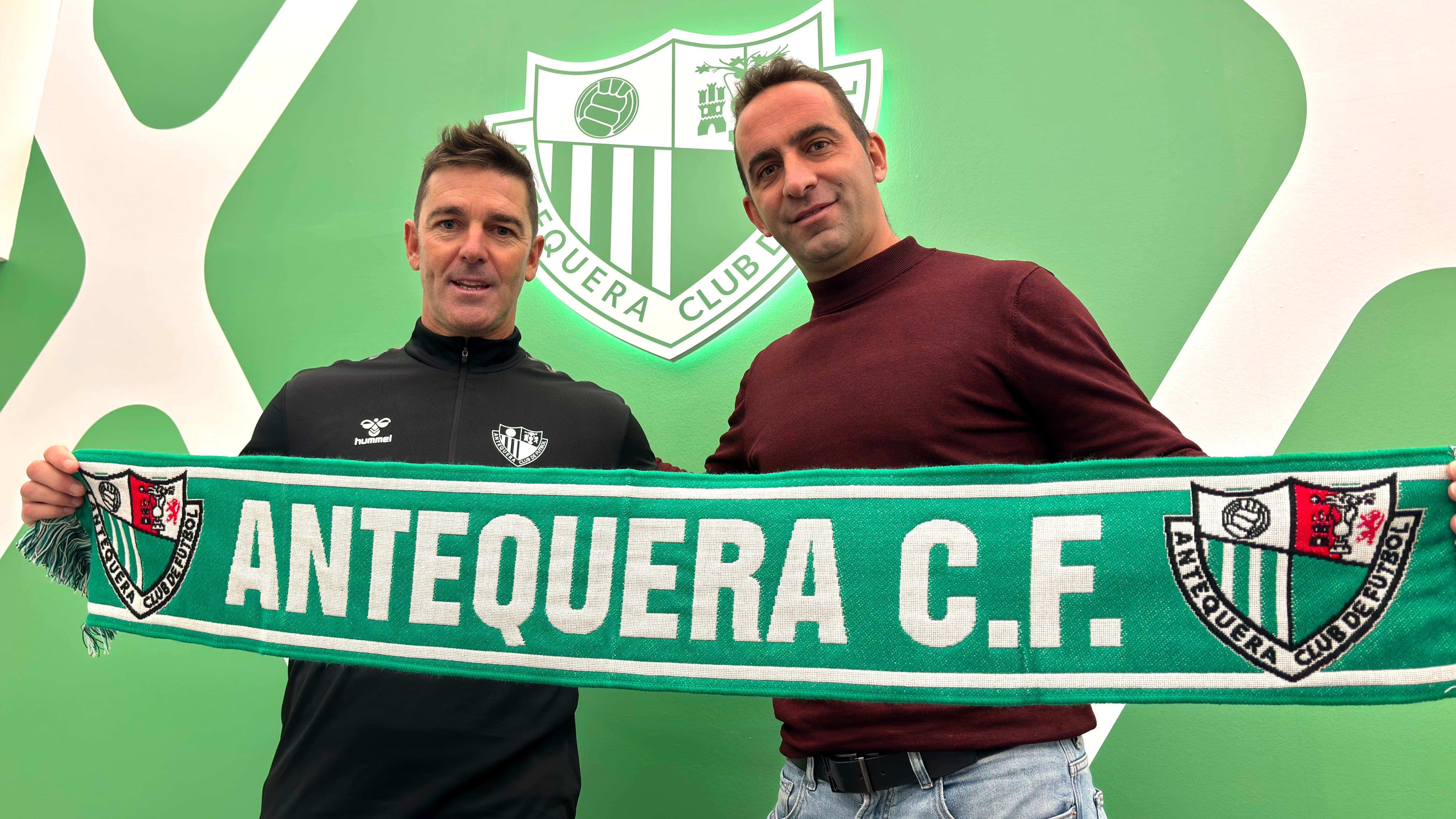 Abraham Paz y Alberto Aguilar, posando en la presentación del Antequera CF