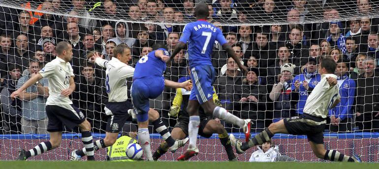 Frank Lampard del Chelsea marca el primer gol del encuentro contra el Everton durante su partido de la Copa FA Cup