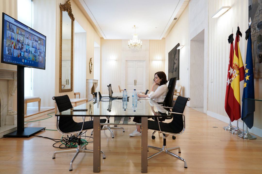 La presidenta de la Comunidad de Madrid, Isabel Díaz Ayuso, asiste a la conferencia de presidentes autonómicos con el presidente del Gobierno, Pedro Sánchez