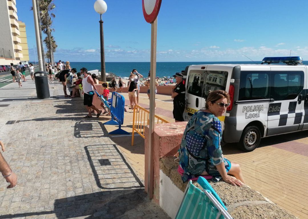 La Policía local de Cádiz corta los accesos al playa Santa María del Mar tras completarse su aforo