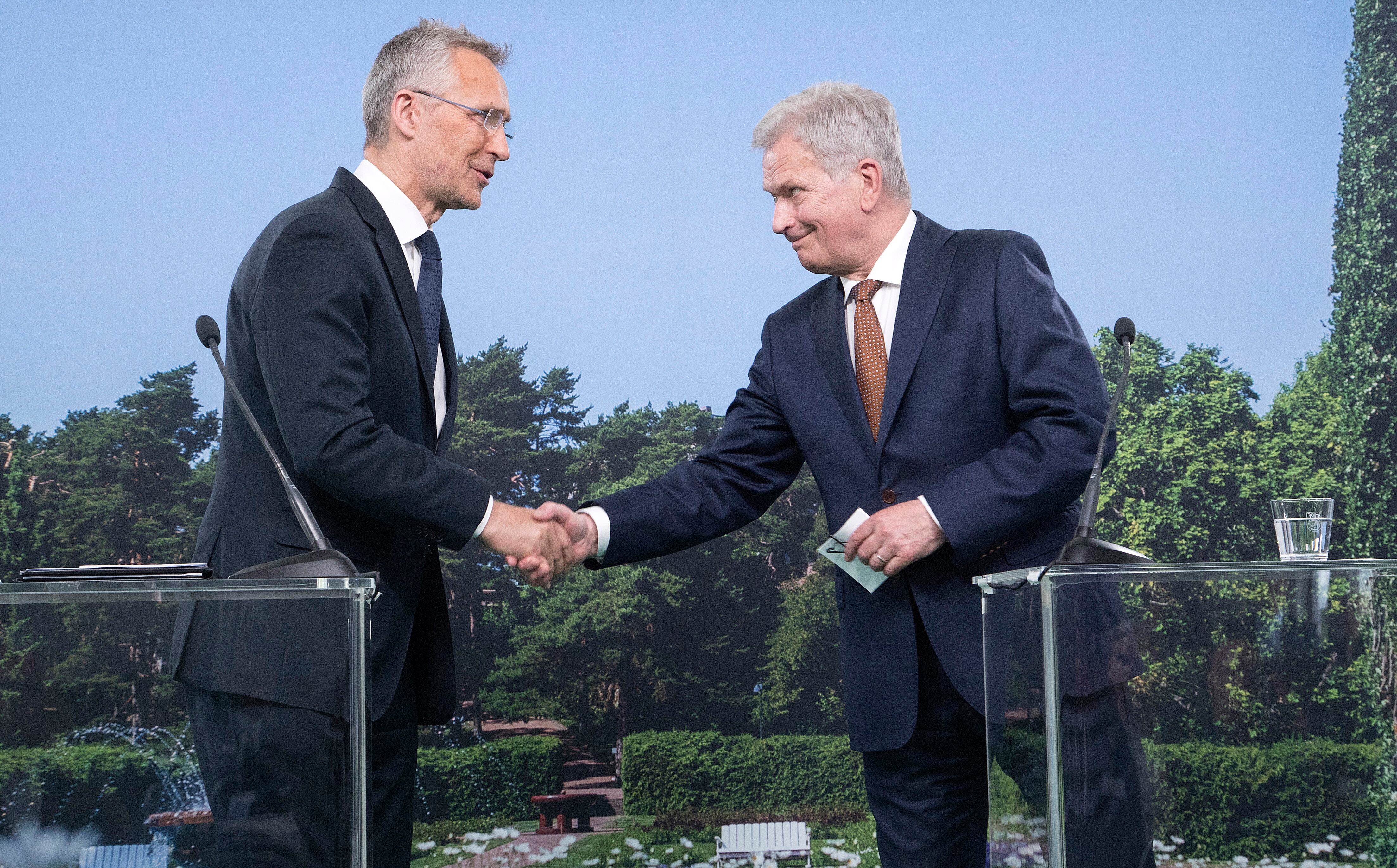 El presidente de Finlandia junto al secretario de la OTAN.