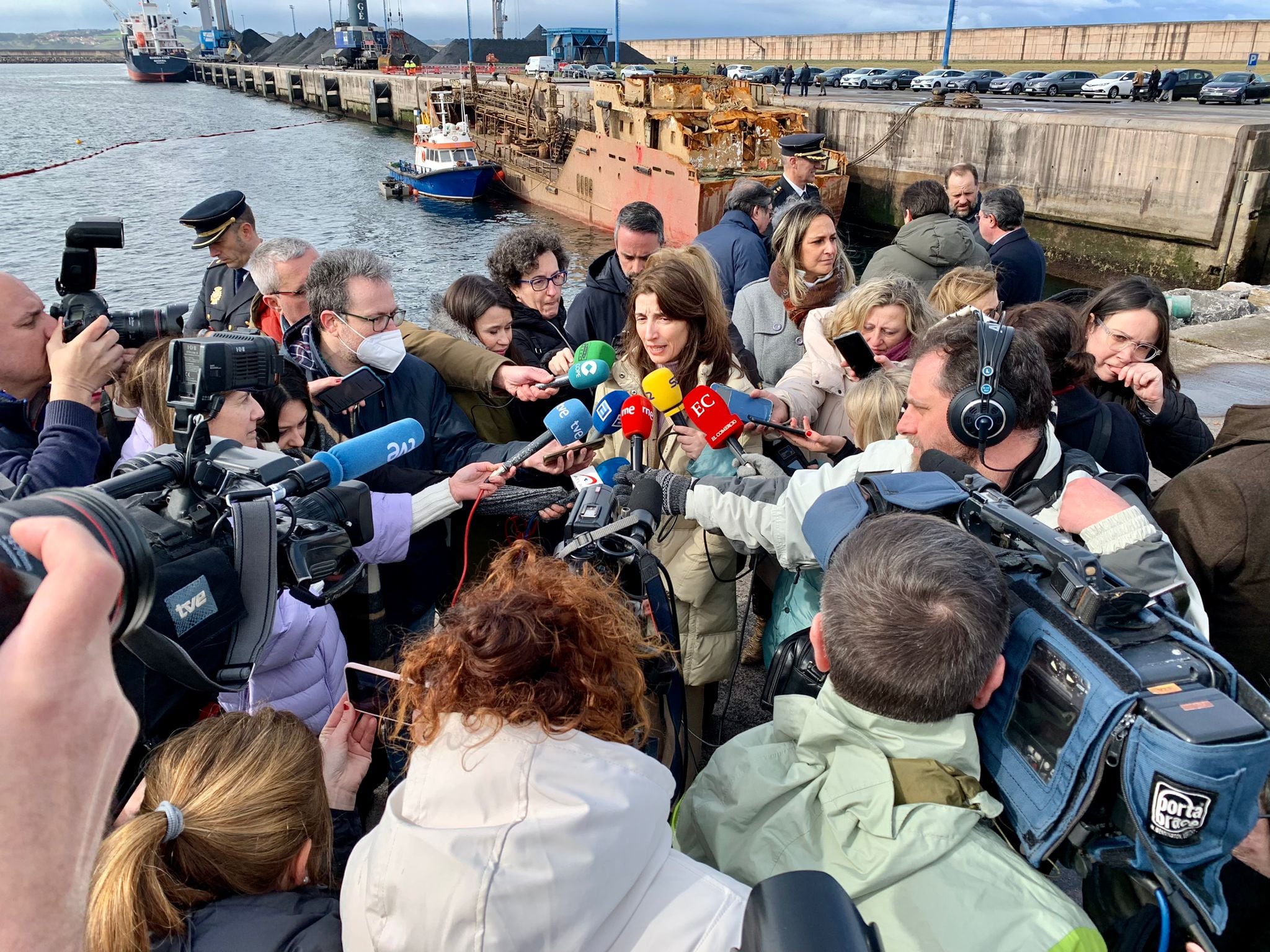 Pilar Llop atiende a los medios en su visita al puerto de El Musel