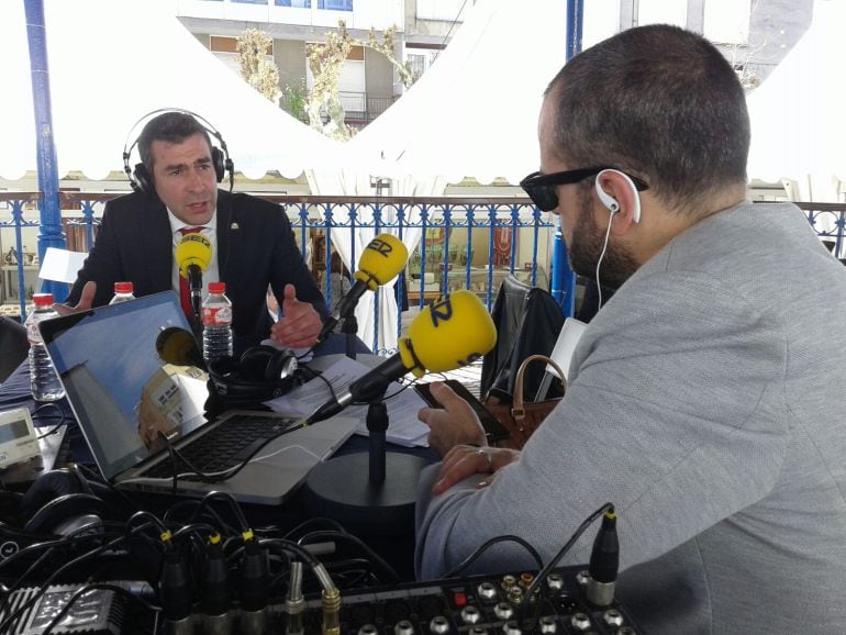 Sergio Abascal, alcalde de Santoña, entrevistado por Fermín Mier durante el programa especial Hoy por Hoy Cantabria, emitido desde la Feria.