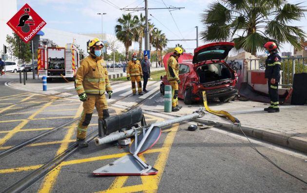 El coche se llevó por delante un semáforo y una señal de tráfico