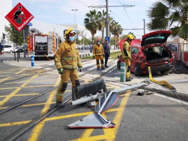 El coche se llevó por delante un semáforo y una señal de tráfico
