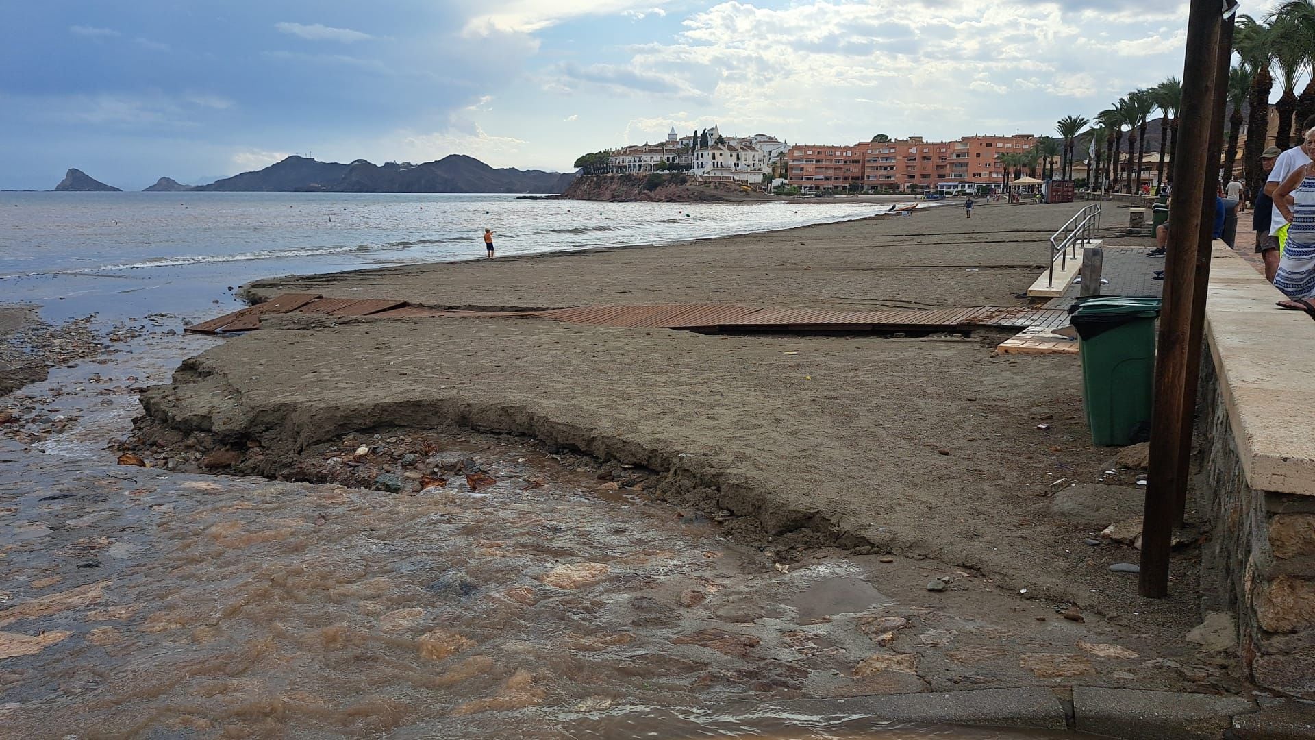 Daños causados por la DANA en la playa de Calabardina