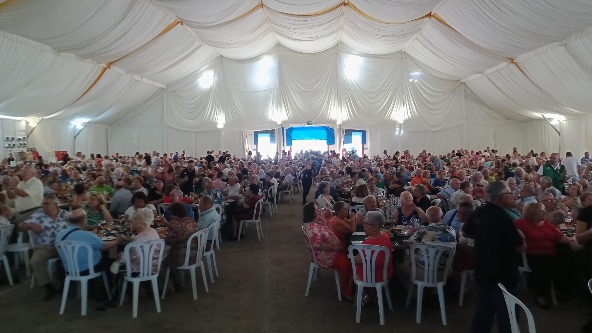 Público asistente a la comida de mayores en la Feria de Linares 2023.