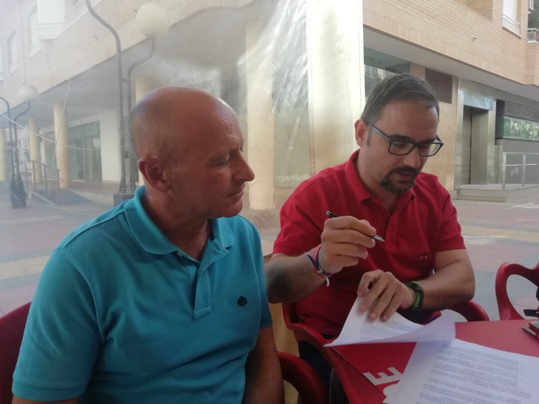 Pedro Sosas (IU) y Diego José Mateos (PSOE) ratificando en la mañana del sábado el acuerdo de investidura 