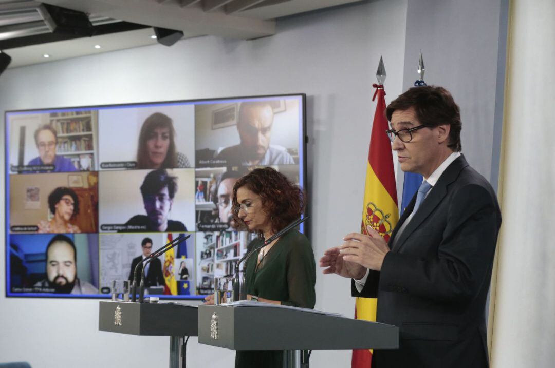 La portavoz del Gobierno y ministra de Hacienda, María Jesús Montero, y el ministro de Sanidad, Salvador Illa, durante la rueda de prensa que ofrecen hoy domingo en el Palacio de La Moncloa, en Madrid.