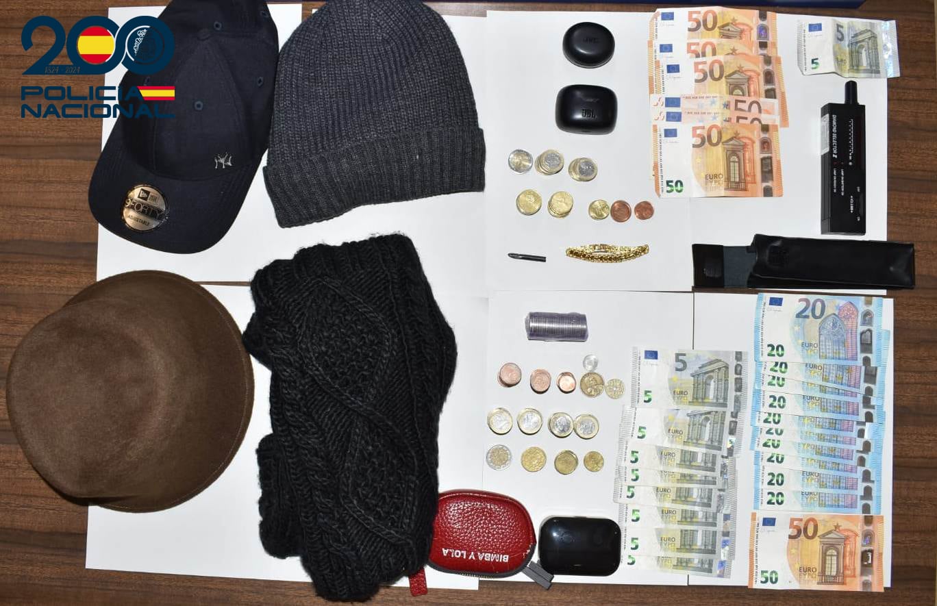 Dinero y objetos intervenidos en la operación policial