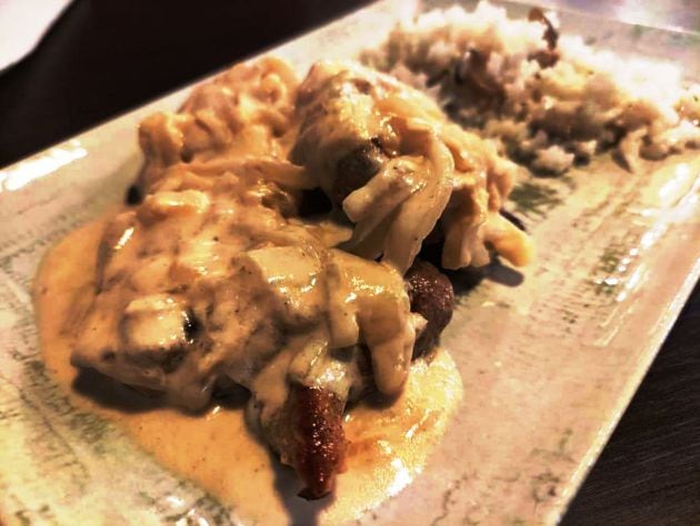 Solomillo con salsa tailandesa y arroz saletado con setas