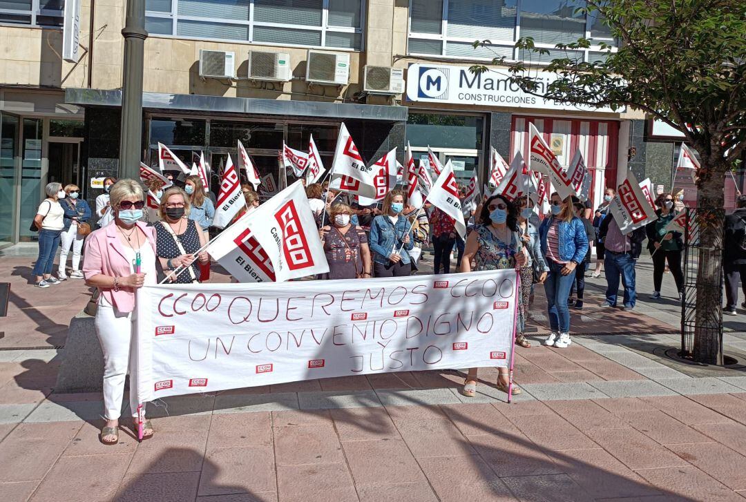 Las trabajadoras se han concentrado hoy en Ponferrada y San Andrés del Rabanedo