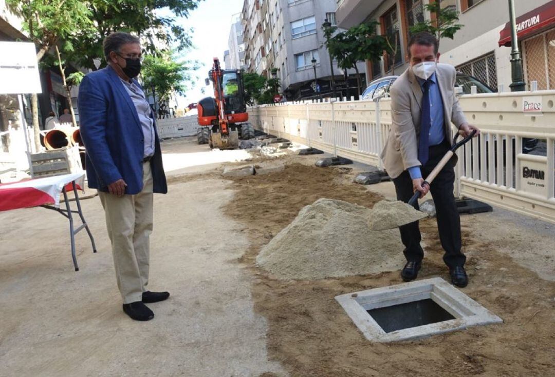 El alcalde de Vigo, Abel Caballero, poniendo la primera piedra