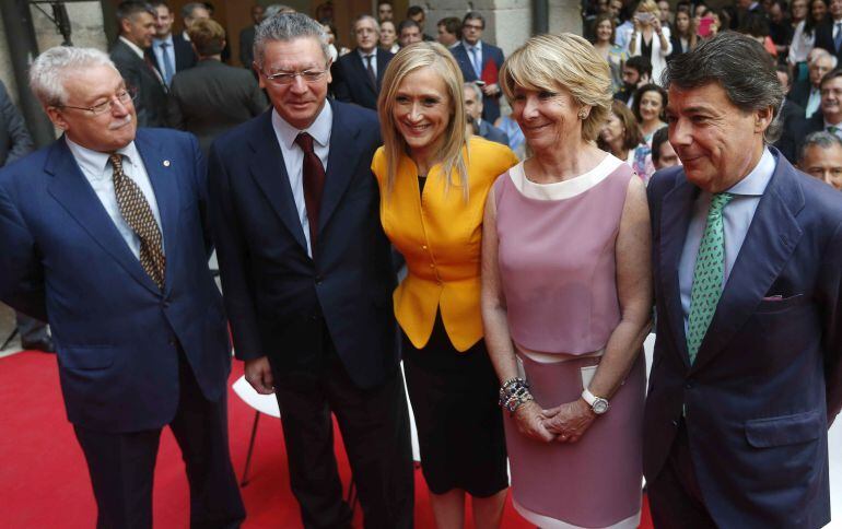 La expresidenta de la Comunidad de Madrid, Cristina Cifuentes, posa con sus antecesores en el cargo Joaquín Leguina, Alberto Ruíz Gallardón, Esperanza Aguirre, e Ignacio Gonzalez,i-d., en la Casa de Correos