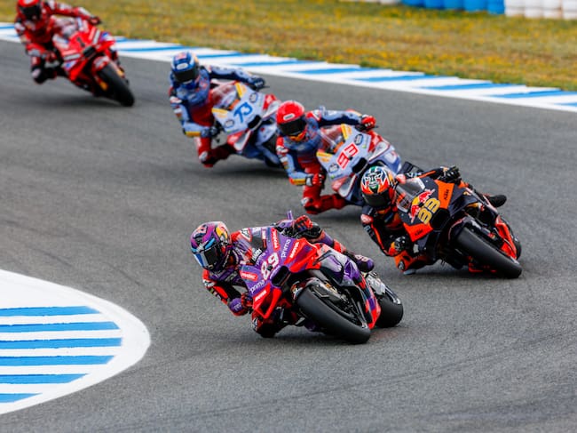 Jorge Martín liderando la carrera al sprint