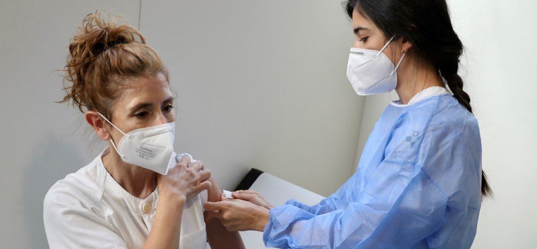 Imagen de la vacunación a sanitarios frente a la COVID-19