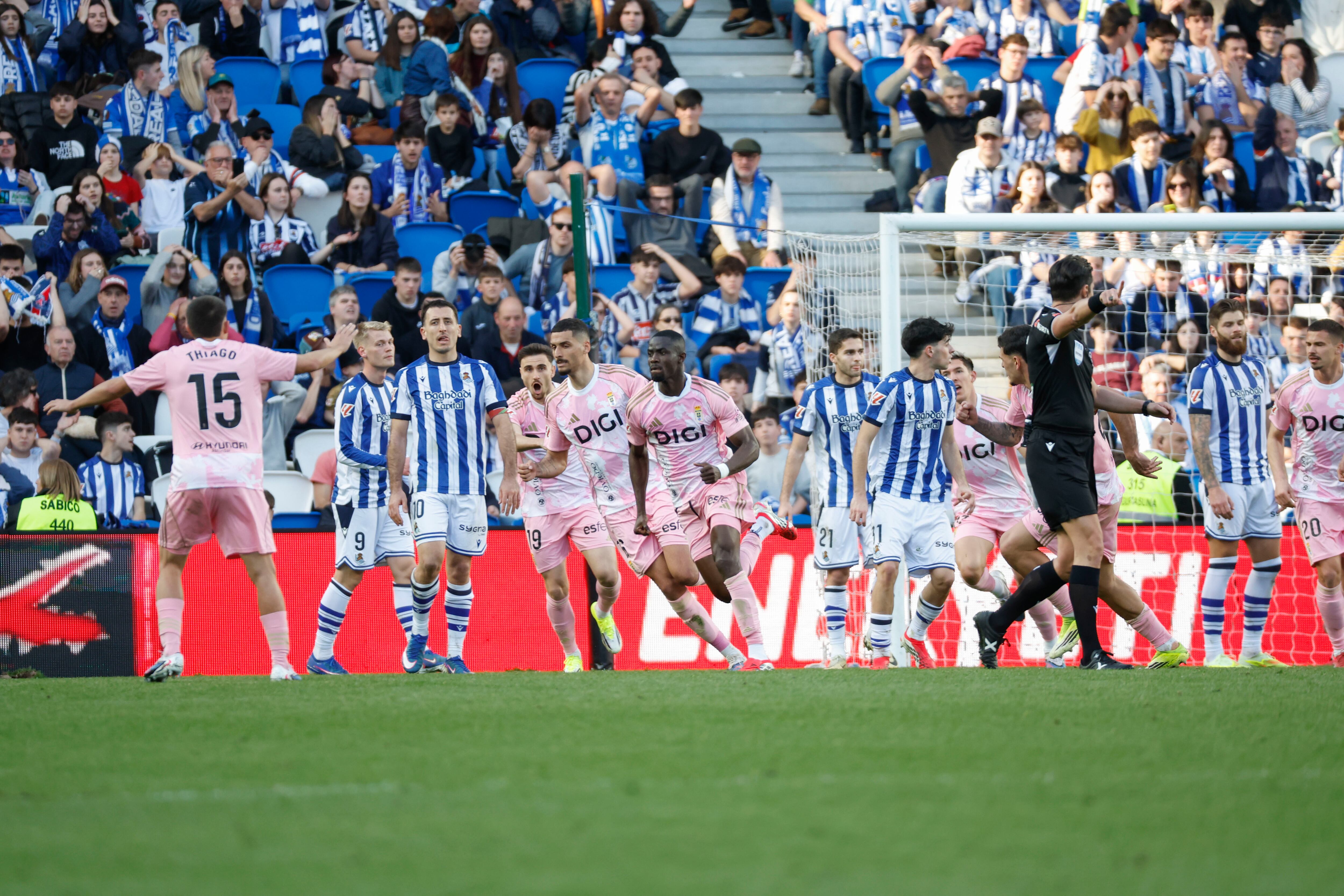 SAN SEBASTIÁN, 21/02/2026.- El defensa del Oviedo Eric Bailly (c) celebra tras marcar el 3-3 durante el partido de liga que enfrentó a la Real Sociedd y el Real Oviedo en el estadio Anoeta, este sábado. EFE/Juan Herrero