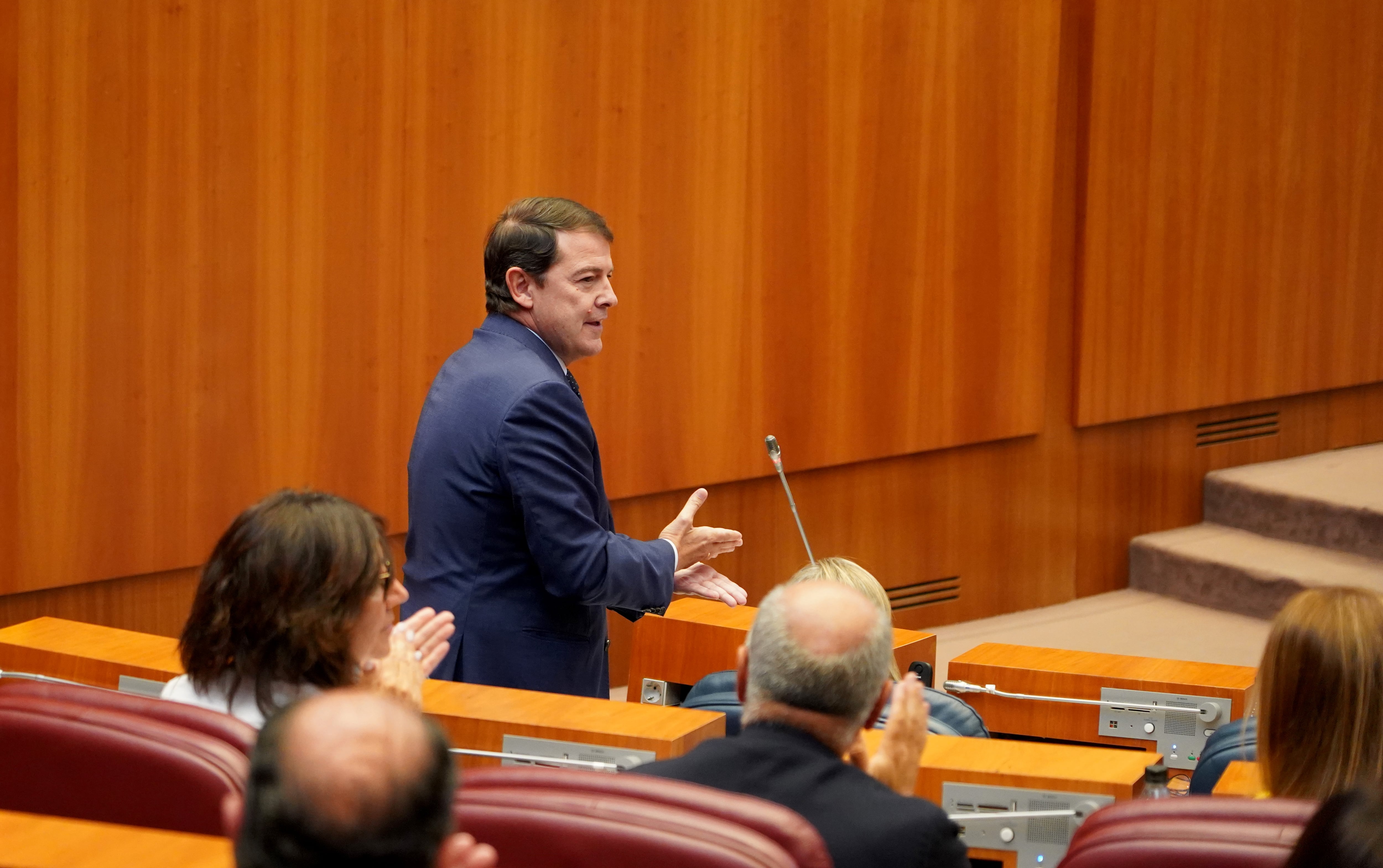 El presidente de la Junta, Alfonso Fernández Mañueco, durante una de sus intervenciones en el pleno de las Cortes de Castilla y León