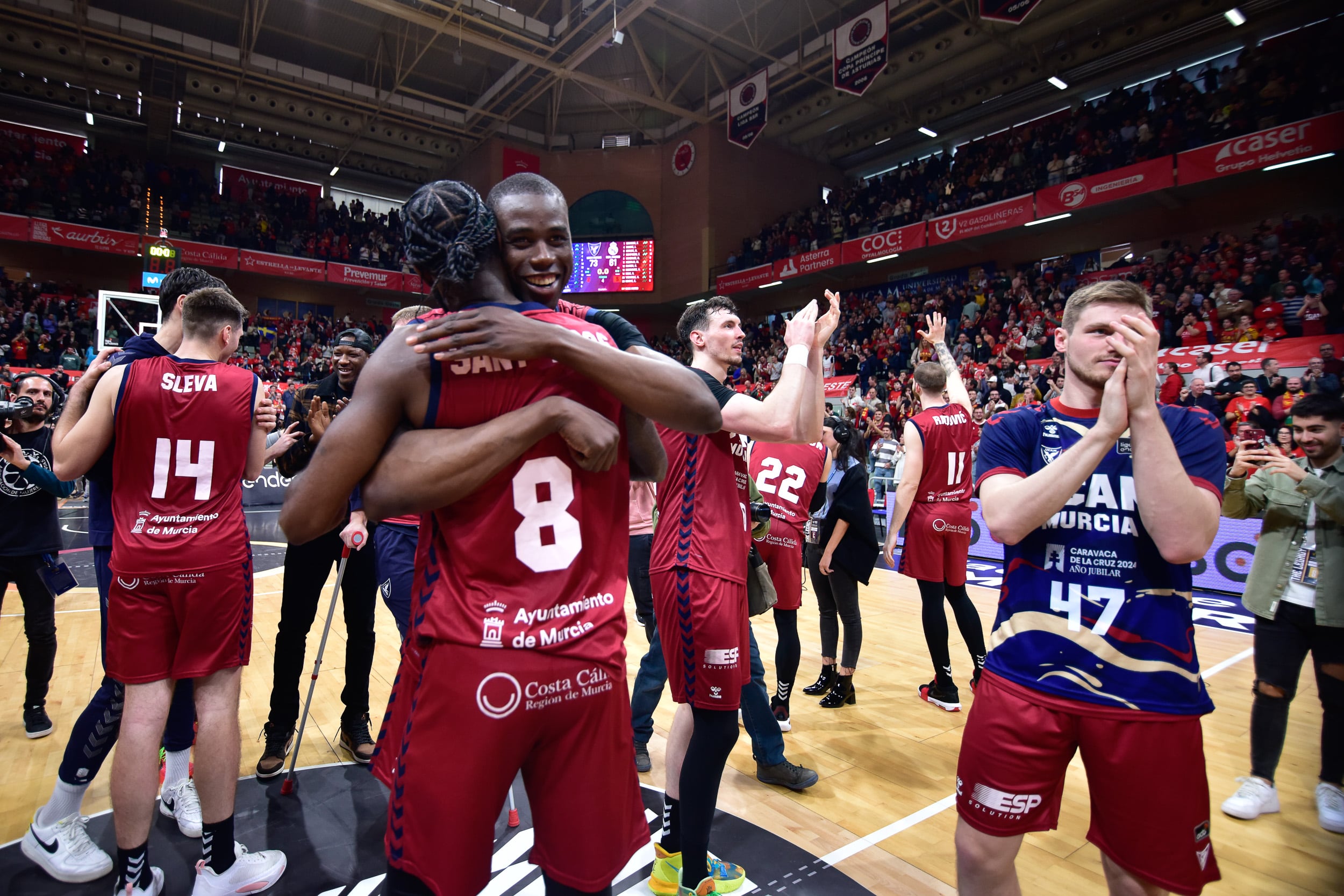 Parte de la plantilla del UCAM Murcia CB celebrando la victoria ante el Real Madrid