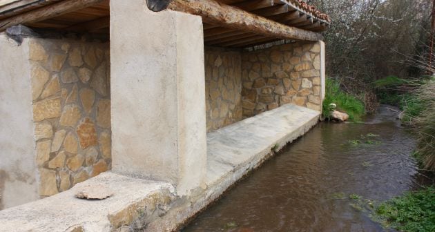 Lavadero junto a un arroyo en La Herrería de Santa Cristina.