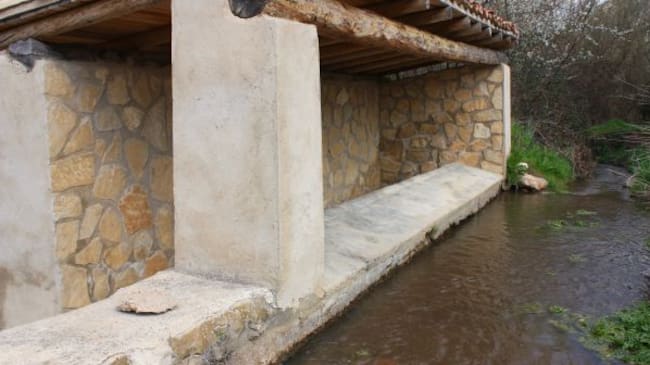 Lavadero junto a un arroyo en La Herrería de Santa Cristina.