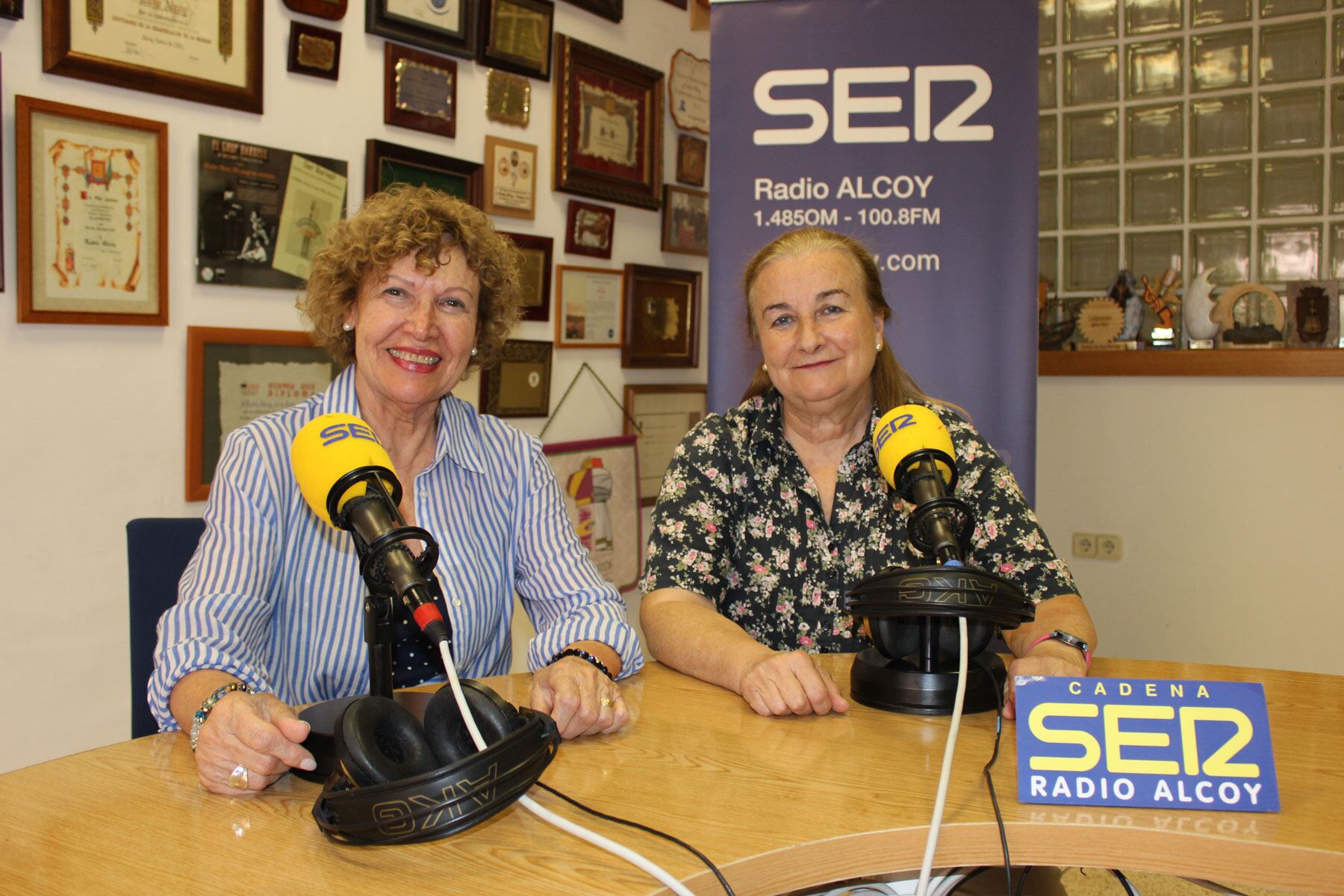 Juana Plaza i Toya Sandoval, dos de les fundadores del Grup de Danses Carrascal, en l'estudi central de Radio Alcoy en una imatge d'arxiu