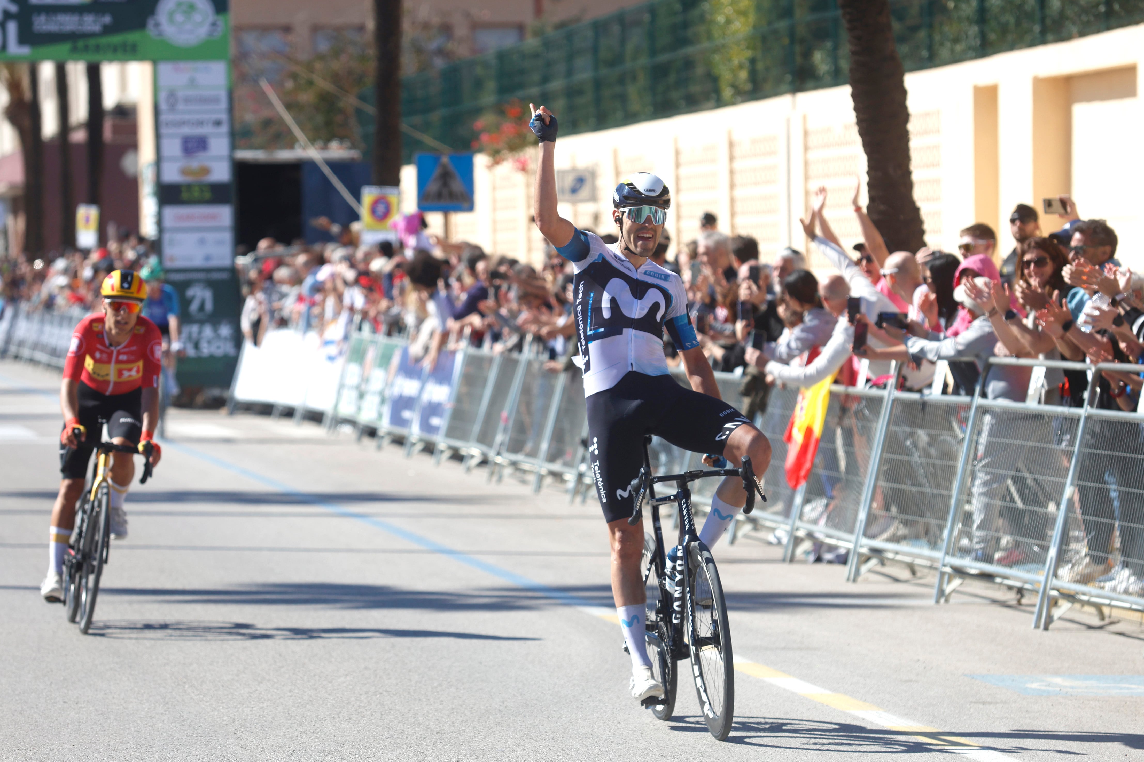 El ciclista del Movistar Jon Barrenetxea (d) celebra su victoria en la quinta y última etapa de la Vuelta Andalucía- Ruta del Sol 2025, disputada este domingo entre Benahavis y La Línea de la Concepción