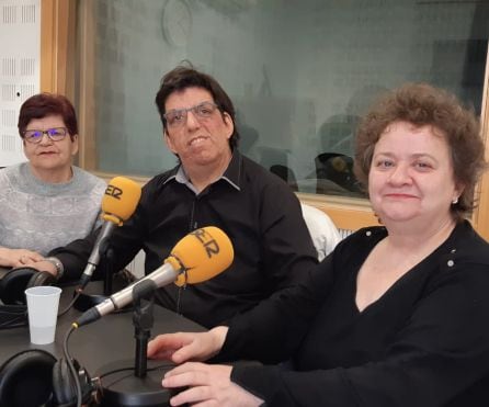 Juan Antonio Valero, junto a su madre (i), e Isabel Mesa, directora del área de cultural del ayuntamiento valdemoreño.