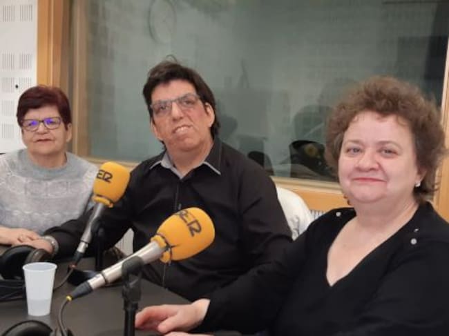 Juan Antonio Valero, junto a su madre (i), e Isabel Mesa, directora del área de cultural del ayuntamiento valdemoreño.