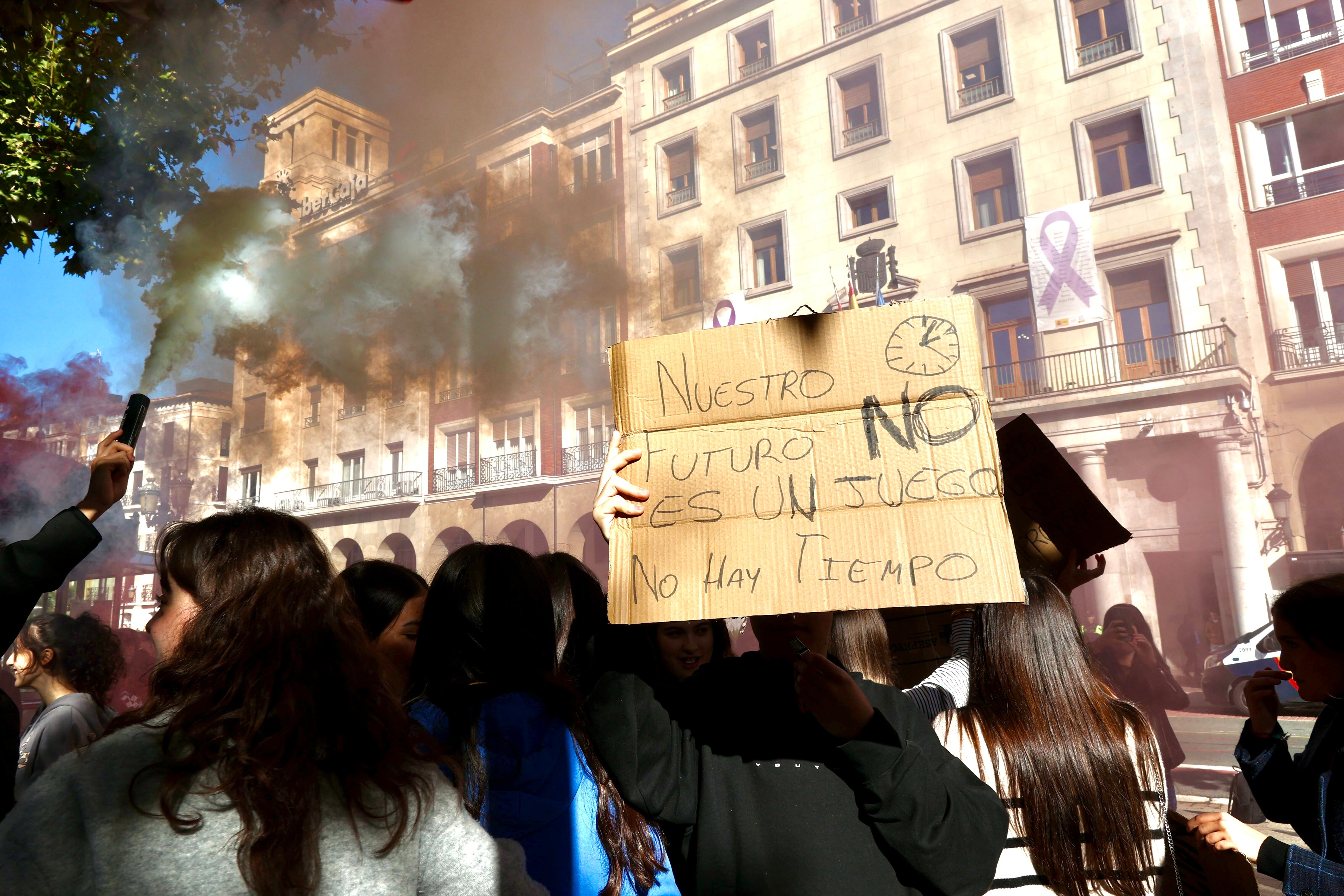 LOGROÑO 11/10/2024.- Alrededor de un centenar de estudiantes se ha concentrado este viernes en Logroño, frente a la Delegación del Gobierno de La Rioja, para protestar por la indefinición que existe en torno a la Prueba de Acceso a la Universidad (PAU) de este curso. EFE/Raquel Manzanares