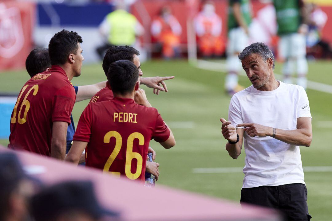 Luis Enrique conversa con sus jugadores en un partido de España.