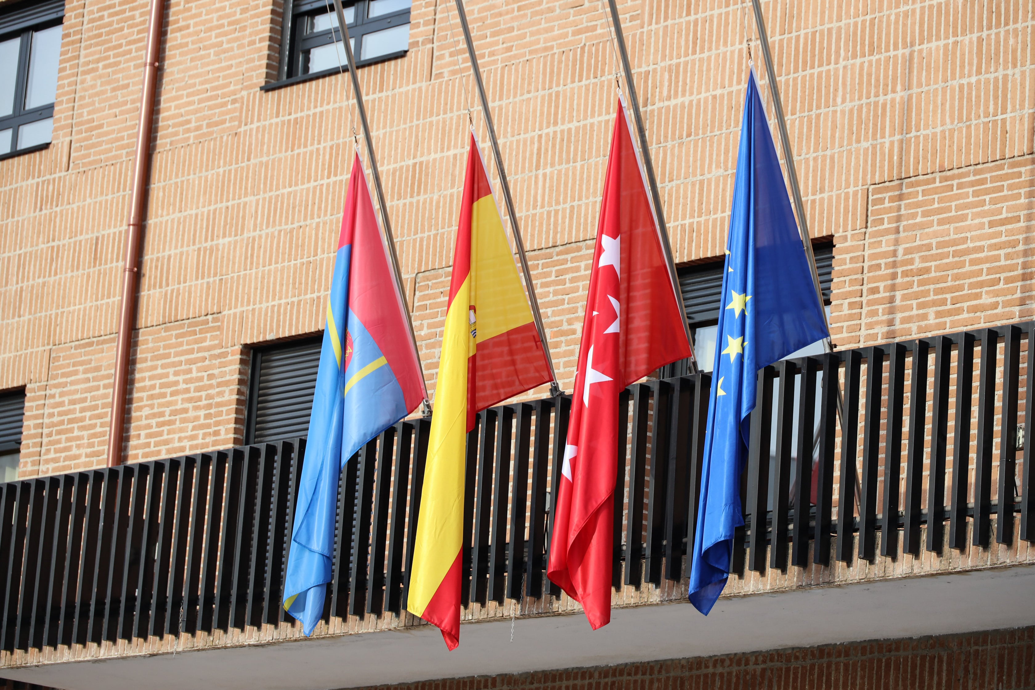 Las banderas ondean a media asta en el Ayuntamiento de Móstoles