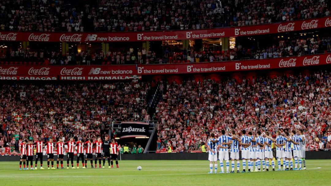 El Athletic Club y la Real Sociedad disputando un partido de LaLiga en San Mamés 