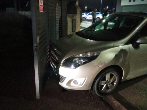 El conductor sin carné empotró el coche contra la valla de la estación de ADIF