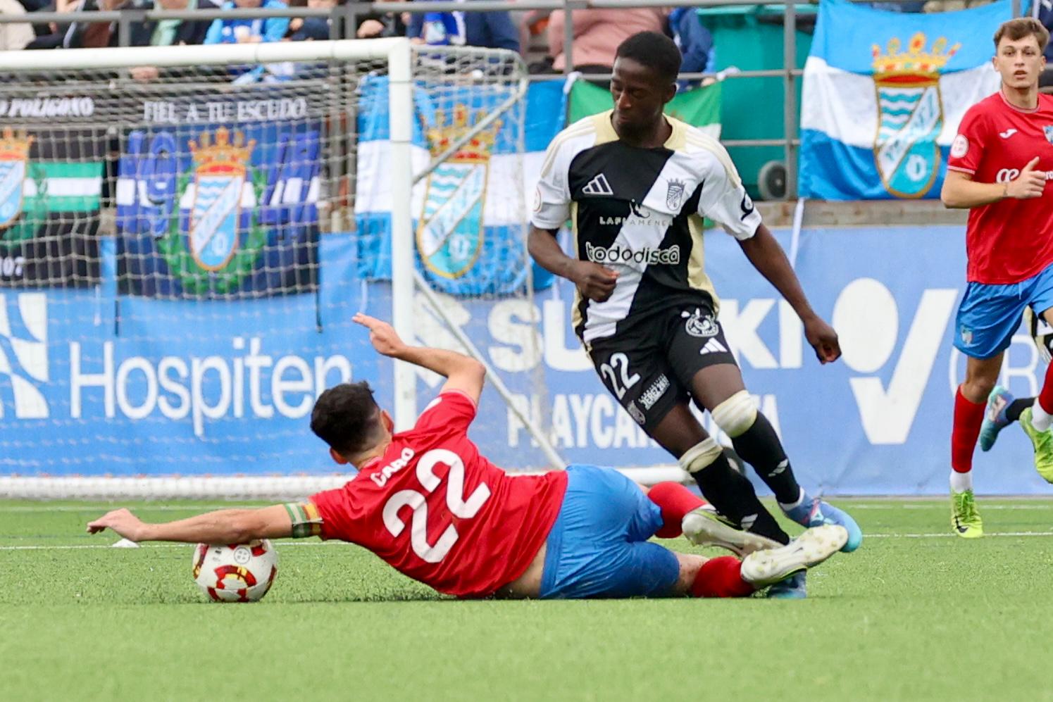 Armengol disputa un balón ante un jugador del Estepona