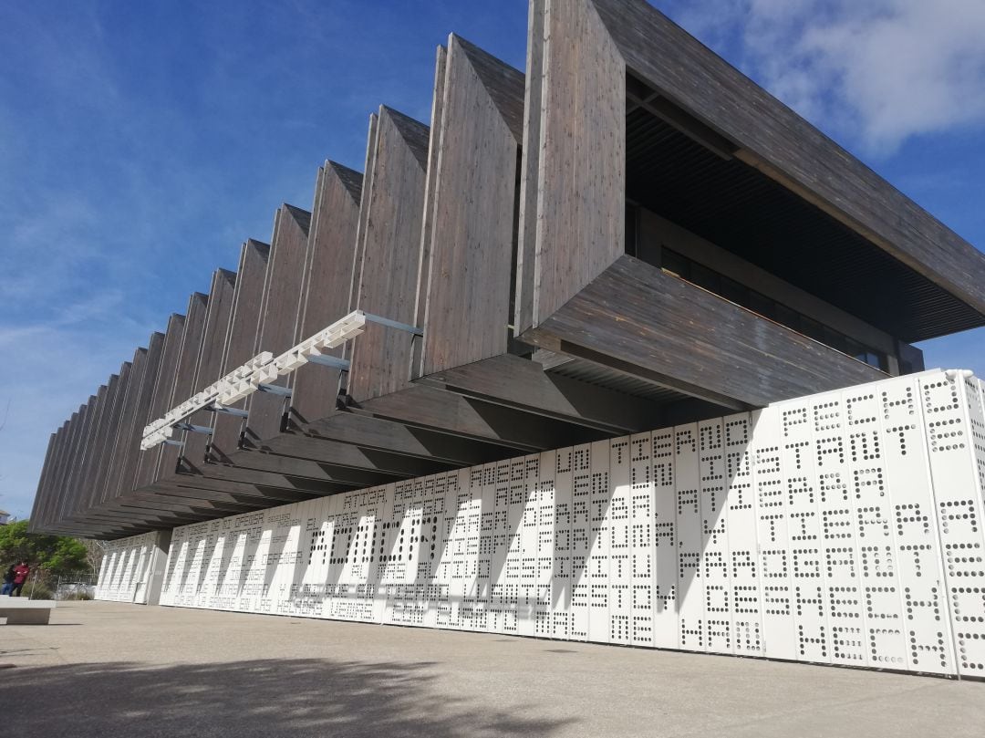 Fachada exterior de la biblioteca ubicada junto al Polígono Industrial &#039;El Fuerte&#039;