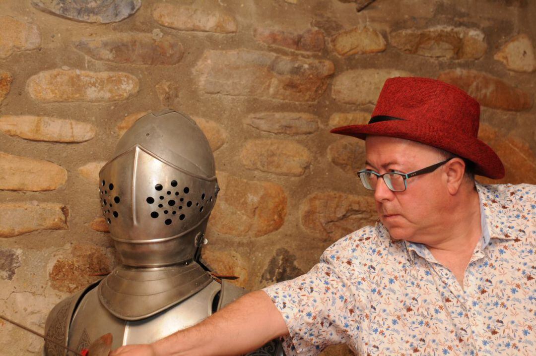 Curro Fatás junto a una armadura del castillo