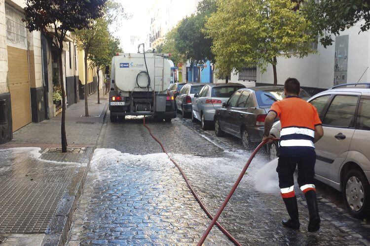 Cádiz baldeo de las calles con agua a presión. Foto Archivo.