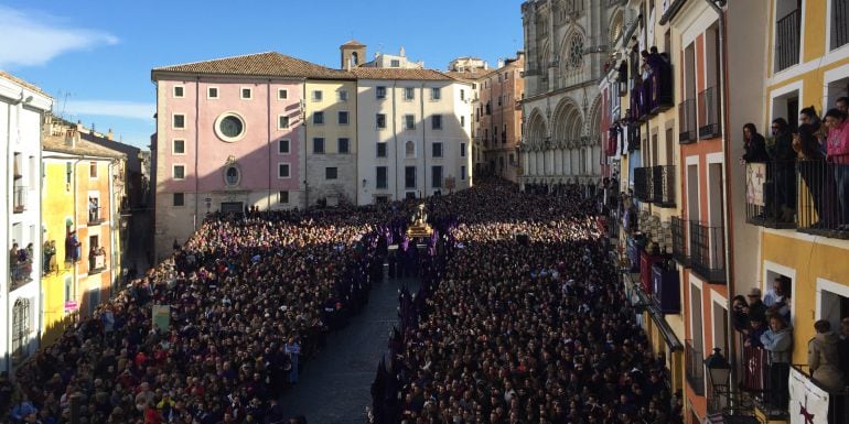 Una plaza Mayor abarrotada esperaba la llegada de la procesión.