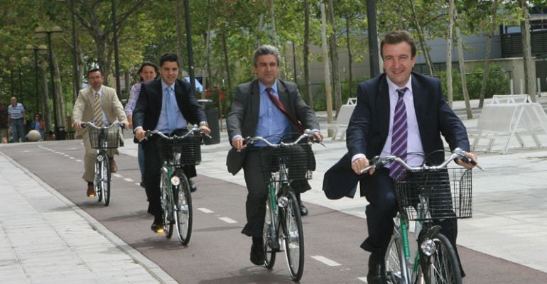 El alcalde de Tres Cantos, Jesús Moreno en la presentación del sistema de alquiler de bicicletas municipales en Tres Cantos