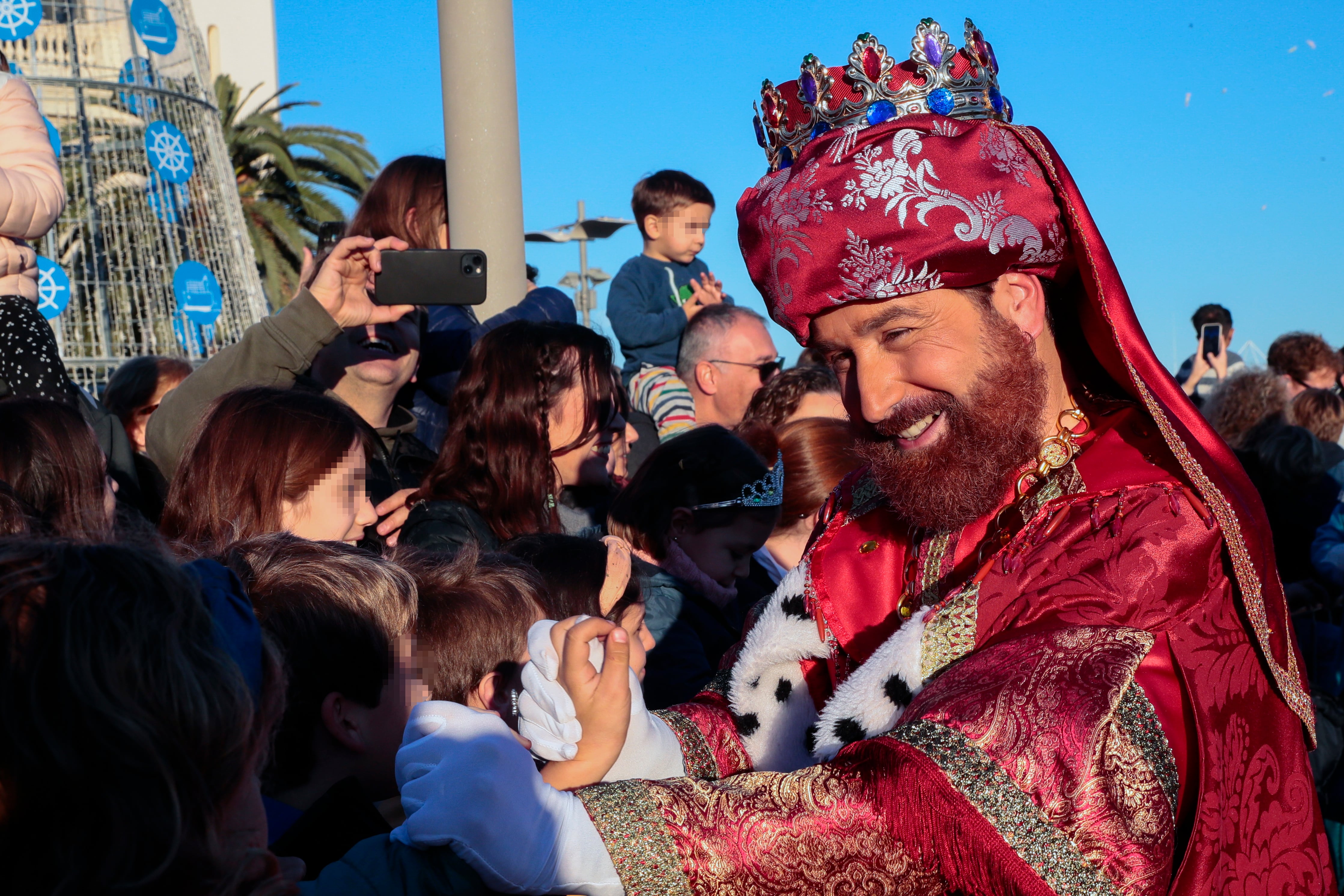 Los Reyes Magos saludan a su llegada al puerto de Valencia en 2022