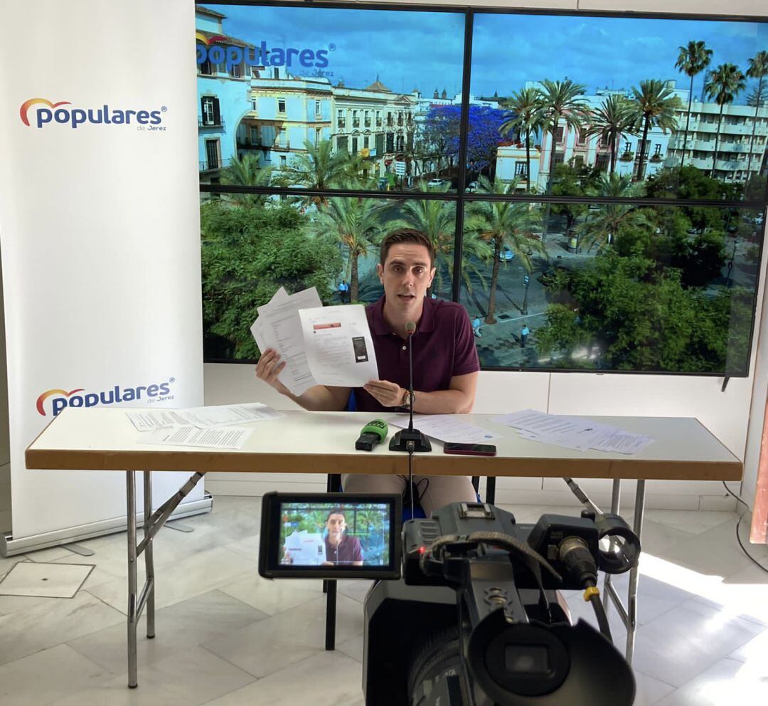 Jaime Espinar durante la rueda de prensa en la sede del PP