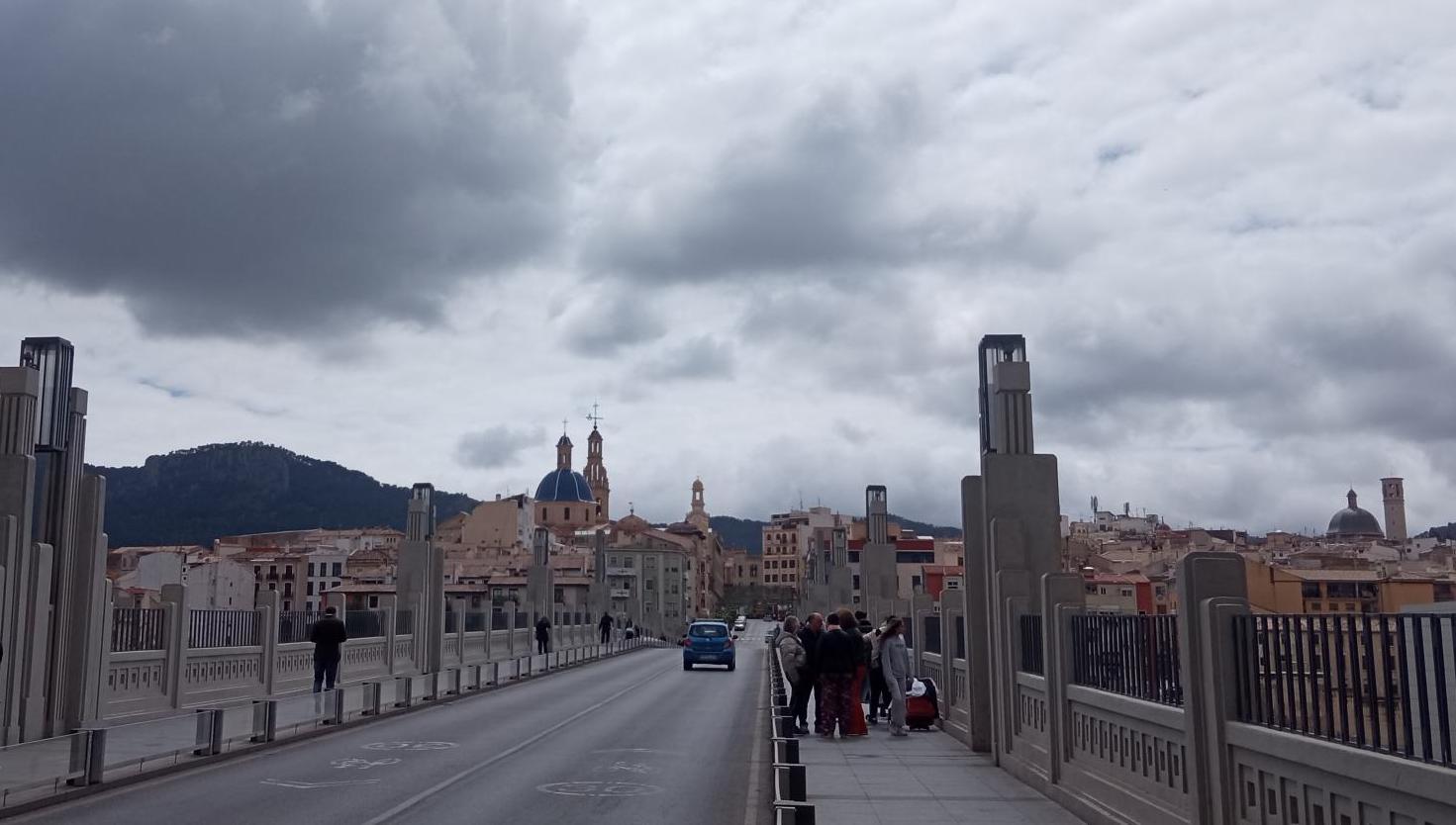 Imagen tomada este mediodía desde el puente de San Jorge con cielo con nubosidad.